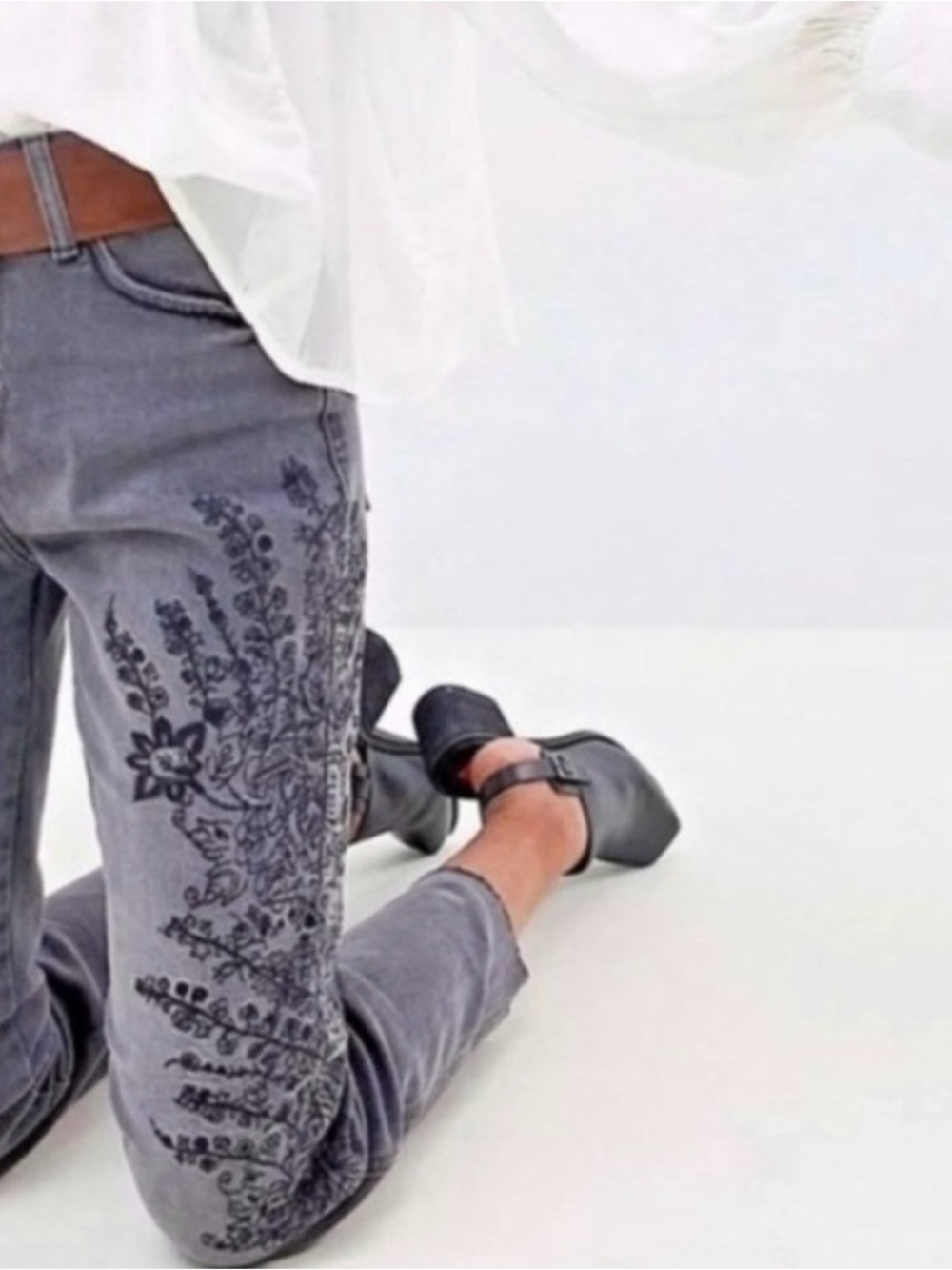 Free People We The Free Women’s Sz 27 Gray Embroidered Jeans Raw Hem Denim I26
